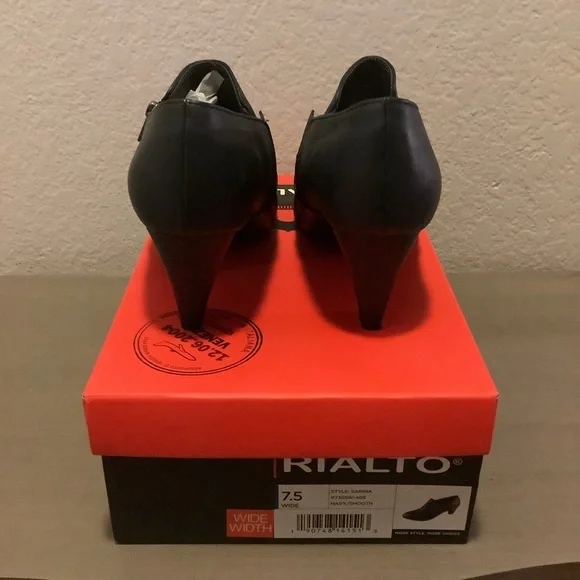 Rialto Brand Navy shootie, low heel, size 7.5 wide - Picture 3 of 6